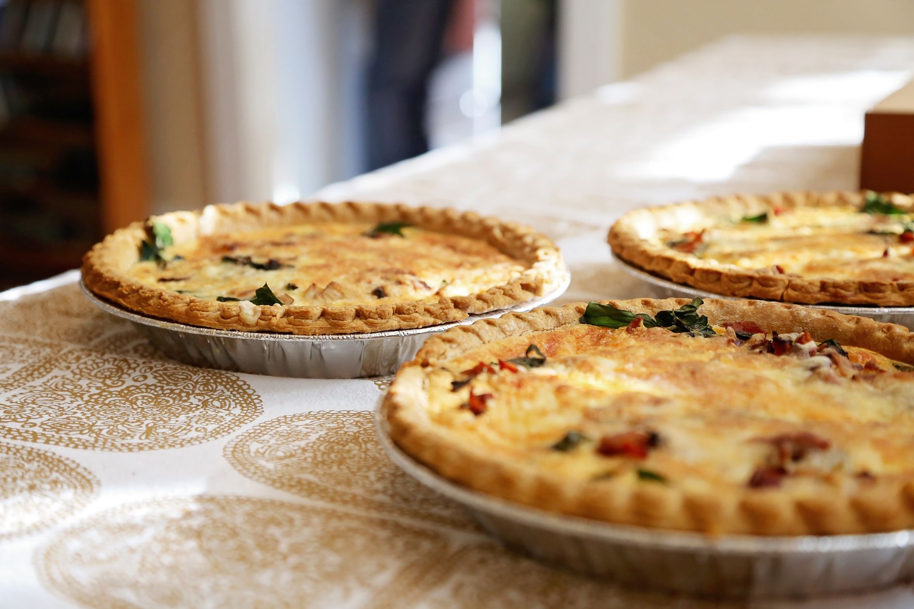 Quiche cu legume: O rețetă versatilă și sănătoasă, cu aluat fraged și umplut cu o combinație de legume proaspete, brânză și ouă, coapte la cuptor până devin aurii și pufoase.