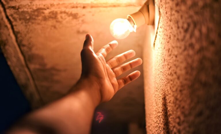 Photo Womans hand with glowing light